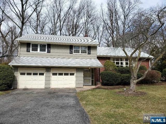 ATTACHED BACK YARD TO NATURE(CRANFORD)PARK.GREAT PRIVACY. Newer KITCHEN CABINETS, BLAND NEW APPLIANCES, BATH RM VANITIES. VERY BRIGHT SUNNY HOME WITH SPACIOUS LIVING ROOM WITH BAY WINDOW, DINING RM FACING PARK, EAT IN KITCHEN WITH ACCESS TO BACK YARD. MASTER BEDROOM W/BATH, GOOD SIZE OF ADD.2 ROOMS, LARGE HALLWAY BATH. 2 ATTACHED GARAGES. HARDWOOD FLOORS THROUGH OUT THE HOUSE EXCEPT 1ST. FL. FAMILY ROOM. NEWER FURNACE FOR HEAT AND AC. NEAR TO SCHOOLS AND SHOPS AND BUS TOPS.