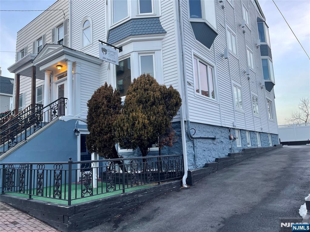 PRIME LOCATION NEAR RIVER ROAD, WHOLE FOODS MARKET. Ground Floor office/small business/retail space. Available immediately.