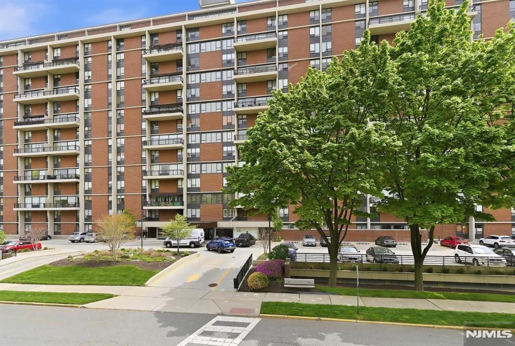 Beautiful 3 bedroom and 2.bath up-split located in Horizon House Co-op complex. Super convenient 1st floor living with seasonal views. This unit has been entirely customized and shows beautifully. Walk into the private EH and then up stairs to the main floor with wall to wall sliders and windows overlooking the beautiful grounds and river. This floor also contains a remodeled kitchen, Livingroom, and dining room. The up-split layout offers another floor with all 3beds. The Master bedroom with custom lighting, platform bed and a renovated spa like bath is just gorgeous! The hall bath is also completely renovated with perfect style and flair. Custom doors and lighting throughout. This unit is a real pleasure to show! One parking space transfers with the sale-The complex has 2 outdoor pools, Tennis Courts, gym in bldg, and an on site mini market.