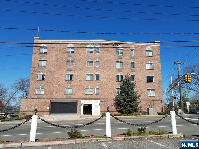Very spacious 1bed with 1,010 sqft. low HOA. High ceiling, Master bed / Full Bath, powder room, MEIK, Marble tile floors throughout, 1 Parking space inside. Condo located in a convenient area for shopping, restaurants, school, and the park. Easy to commute to NY and a major highway.