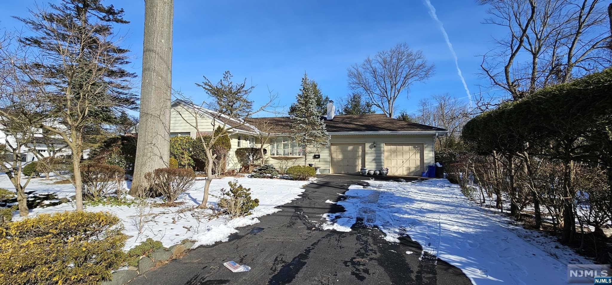 CORNER OF HOMANS AVE & LAURENCE CT., SUITABLE FOR TOTAL RENOVATION OR NEW CONSTRUCTION. 16,630 OF CORNER LOT SITUATED AT EAST OF HILLSIDE ELEMENTARY SCHOOL. EXCELLENT LOCATION.