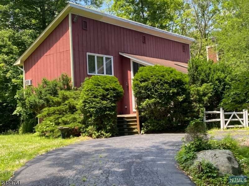GREAT HOUSE ! GREAT OPPORTUNITY !! ENVIABLE LOCATION !!! Where PRIVACY is yours! Partially wooded 1/2 + acre lot in Brookwood East Estates situated at the end of quiet cul-de-sac-street1