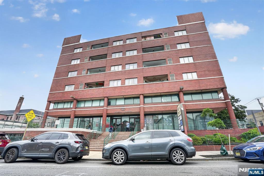 MOVE RIGHT IN INTO THIS SPACIOUS CONDO ,WALKING DISTANCE TO EVERYTHING INCLUDING NY TRANSPORTATION AND 10 MINUTES FROM NEWARK INTERNATIONAL AIRPORT