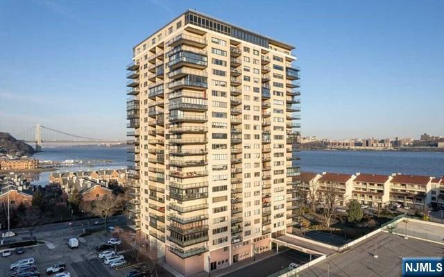 Phenomenal one bedroom unit now available at the Hudson Harbour with a great view towards NY across the Hudson. In addition to an extra den, unit is filled with ample amounts of natural lighting bringing life effortlessly into the unit. Maintenance includes all the necessities such as parking, Heat H/W, gas, electric, Cable, Wi-Fi, Parking, Gym, Outdoor Pool, Tennis Courts, and 24 Hr Doorman. Location is unmatched as it provides easy commute to NYC whether it is by car, bus or ferry. Location also offers close proximity to Whole Foods, local restaurants, shopping malls and more.