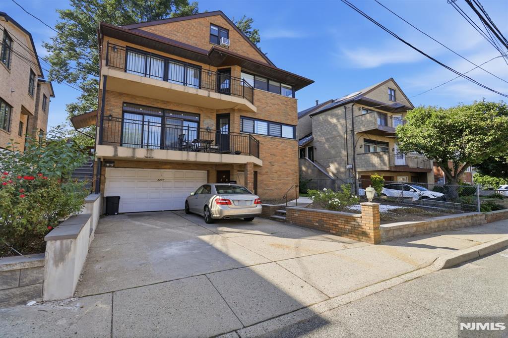 Located on a quiet street with easy access to NYC + 2 minutes to GWB! Extremely spacious and sunny with over +2,000 sq ft newly renovated unit including 4 bedrooms and 4 Full Bathrooms. Central A/C / Heating throughout. Primary bedroom with an en-suite + walk in closet, Sunken living room for higher volume ceilings with wraparound view windows in the kitchen with dual access to the large patio. Washer dryer in unit. 2 parking spots included - Access to 1 garage parking + 1 driveway spot from ground level + ground floor summer kitchen and large recreation area + cozy yard space.