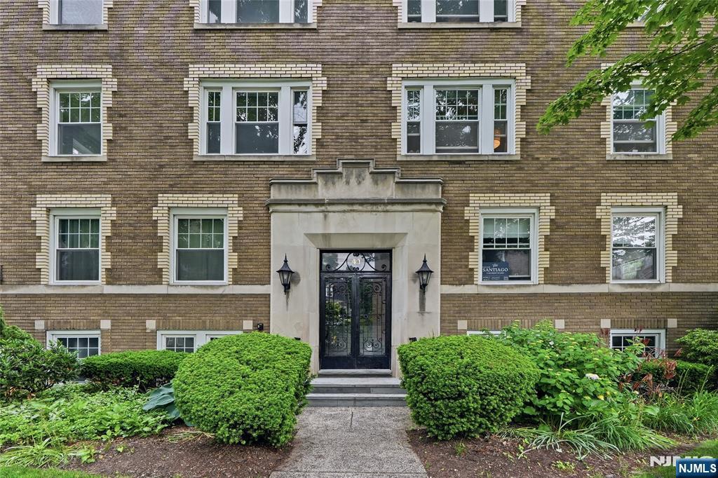 Bright and beautifully renovated 1-bedroom apartment in the heart of Bloomfield!!! This updated home features a modern kitchen, with top quality appliances, refreshed bathroom, stylish finishes, and plenty of natural light throughout. Spacious closets in the unit and a designated storage space in the basement. Conveniently located near public transportation, major highways, shopping, dining, and local favorites, making commuting and everyday living easy. Enjoy being just minutes, cafes, parks, and everything Bloomfield has to offer. Perfect for anyone seeking comfort, convenience and a move-in ready space in a prime location.