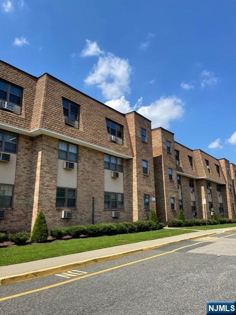 Spacious 1 bedroom apartment with modern appliances. Large bedroom, hardwood floors and laundry on site, 1 parking spot included, additional spots for an additional fee