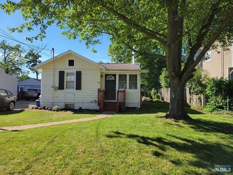 Unique 2 Bedroom Bungalow in a fantastic residential Location. Great backyard with privacy. Updated Kitchen and Bath. Living room has high ceilings and Gas fireplace. Sliding glass doors lead out to back yard and Patio. Full basement with washer and dryer. Situated in the Lions Head lake community that has club house and Beach with Optional Dues. Situated within easy reach of Parks, schools, Shopping and Public transportation. Home is ideal for anyone looking for an economical home or someone handy looking to expand. Neighborhood supports much higher prices and this is one of the few little ones remaining.