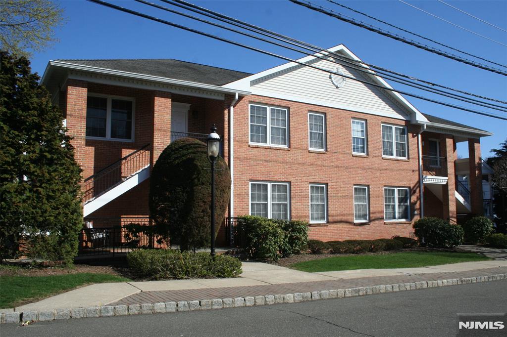 Light, bright 1 bedroom/1 bath 1st floor apartment in the heart of Park Ridge. Open floor plan with lots of windows. Generous bedroom with lots of closets. Separate heat and central air. Coin-op laundry and storage in the basement. Off-street parking. Convenient to all Park Ridge has to offer!