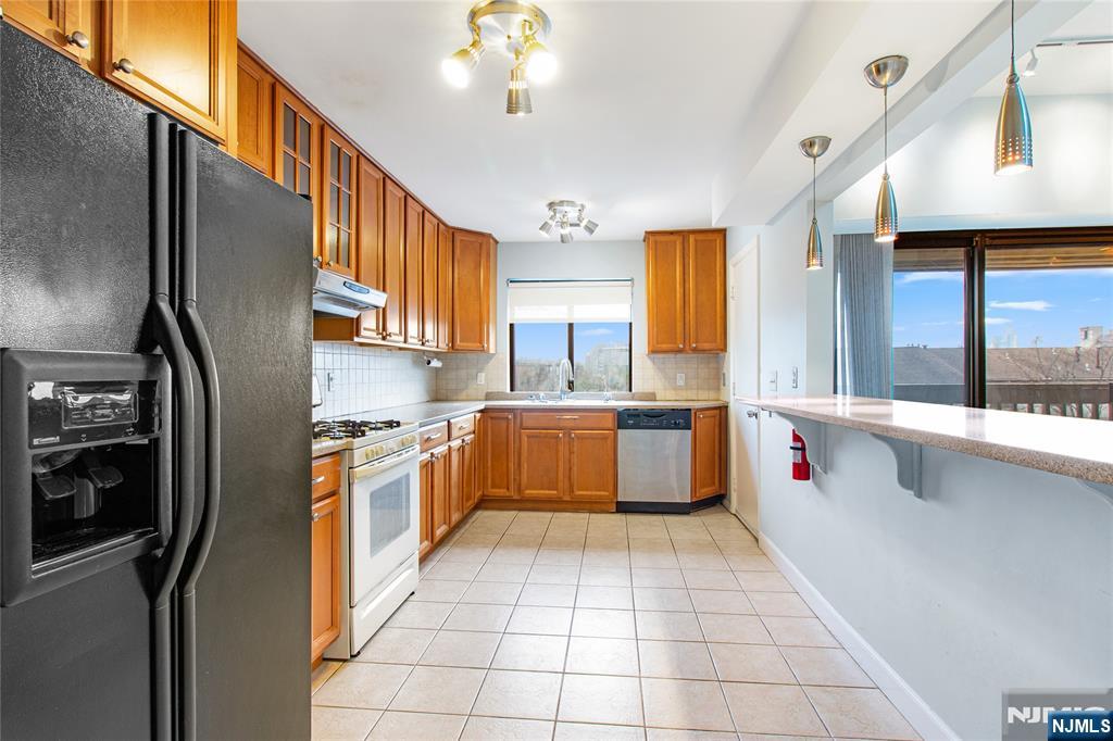 Condo for rent - Available July 15th, 2026. Green Valley Complex W/Pool, 2 car parking included, spacious 2 bedrooms, 1.5 baths, main bathroom was recently fully renovated. Modern kitchen, centra air conditioning. Laundry in unit. Balcony with New York City views. Desirable end unit. Great location, near town center, shopping, restaurants, and movie theaters.
