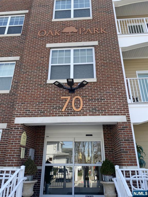 Beautiful apartment complex in adorable Bergen County neighborhood. Very spacious 2 bedroom apartment with breakfast bar, balcony, vinyl floors, stainless steel appliances and quartz countertops. Gym on second floor, access to grilling patio, private party room and more.