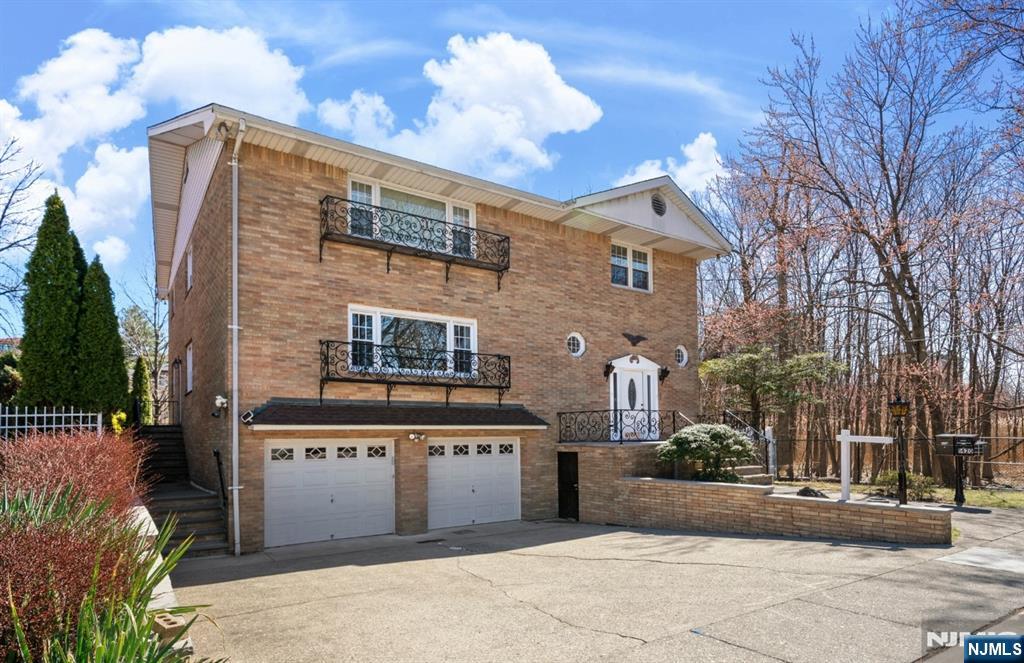 Discover an exceptional opportunity with over 2,000 Sq ft of updated living space. This home boasts a spacious, modern kitchen complete with abundant storage, perfect for entertaining and everyday living. Enjoy outdoor gatherings on the deck designed for barbecues, and take advantage of the convenience of having Fort Lee middle school just a one-minute walk away. With parks, supermarkets, and shopping nearby, along with excellent transportation links to anywhere you need to go, this is an opportunity you wonâ€™t want to miss!