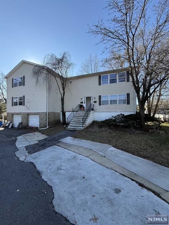 GREAT 6 ROOM 3 BEDROOM 2 FULL BATH 2ND FLOOR APARTMENT. INCLUDES 2 OFF STREET PARKING SPACES. WASHER/DRYER HOOKUP IN THE APARTMENT. USE OF YARD, NO PETS .