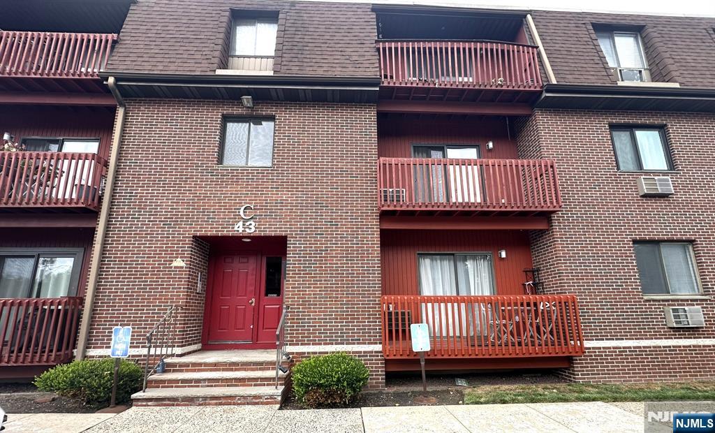 First floor modern unit. Features kitchen with all new appliances, formal dining room, spacious living room with slider to deck. 2 bedrooms. 2 full baths. Great size laundry room. Master bedroom with walk in closet and full bath