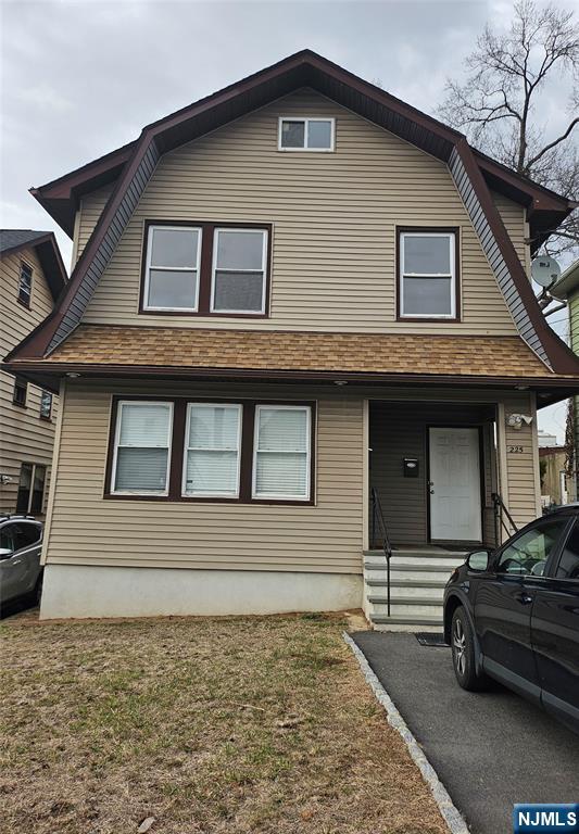 COMMUTER'S DREAM! ONE BLOCK AWAY FROM NY TRAIN/BUSSES! Light and Bright Spacious 2nd Floor 3 BDRM Apartment available. Featuring a a full sized LR/DR/EIK. Driveway Access exclusively for the 2nd floor unit. New Stainless Steel Appliances and W/D hook up will be installed for new tenants. Credit and Income verification required . 1.5 Security Deposit, 1st Month Rent, and 1 Month Broker Fee Due At Signing.