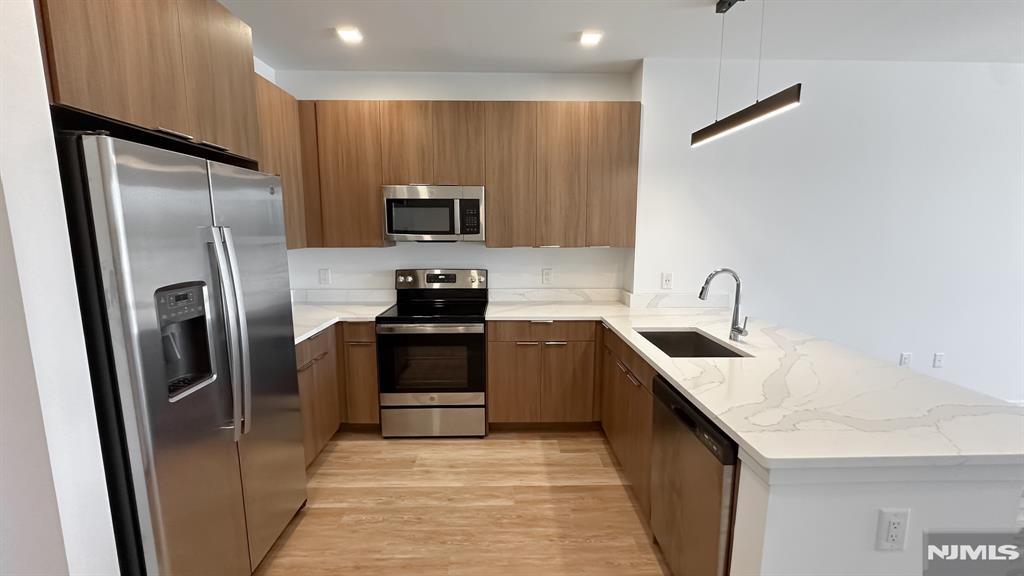 300 STATE is a boutique family owned and operated apartment community located within the rapidly growing downtown of the City of Hackensack New Jersey. The location offers diverse live, work and play options within walking distance of your front door. Surrounded by restaurants, retail shops, grocery stores, pharmacies, and even big box stores, the lifestyle in downtown Hackensack has become one of convenient low-maintenance living. Offering access to multiple parks as well as public and private fitness facilities, it is convenient for our residents to find time for a well-balanced active lifestyle. Public transportation options include a bus stop immediately across State Street, and the Hackensack bus terminal and Anderson Street train station are a five minute walk. Hackensack residents can be in Manhattan in as little as 30 minutes or virtually anywhere else in New Jersey with one transfer. The building offers a variety of spacious studio, one, and two bedroom apartment layouts. 300 STATE is an apartment community located in Bergen County and the 07601 ZIP Code. This area is served by the Hackensack City School District attendance zone.
