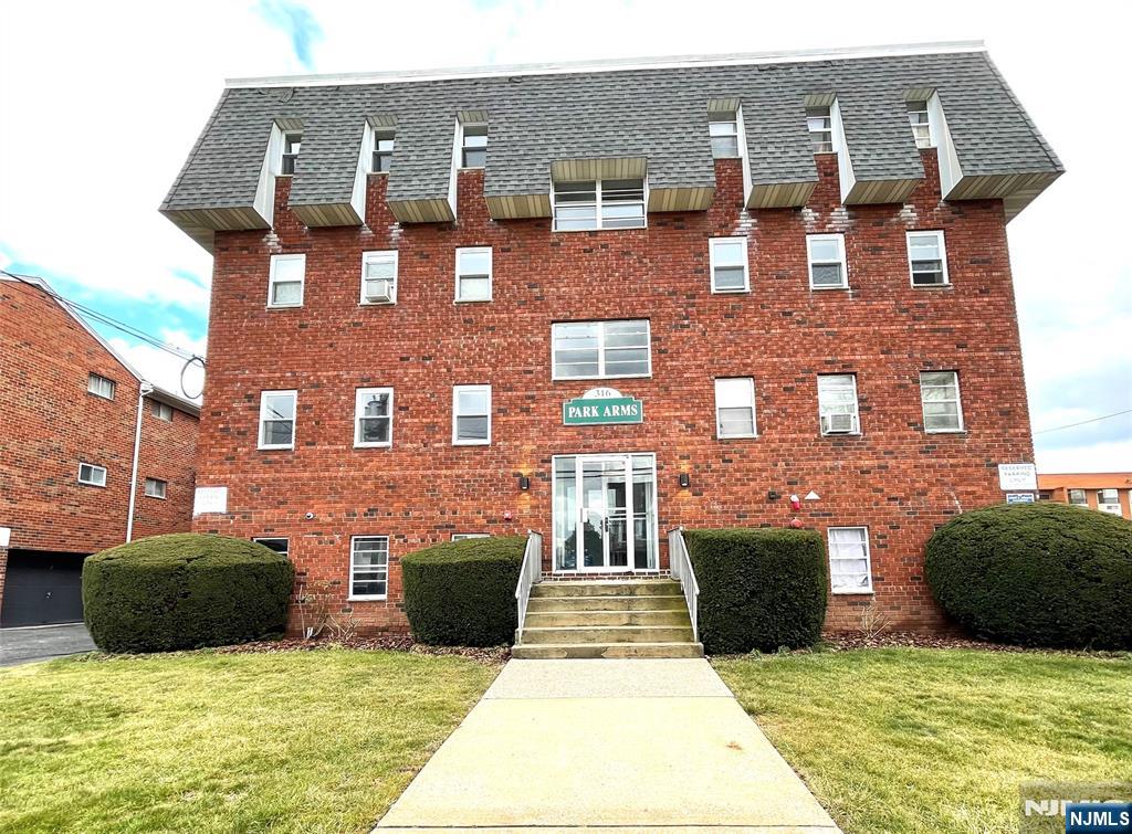 NO SECURITY DEPOSIT REQUIRED for this great well maintained mid-rise building on quiet street that is still close to transportation, shopping and restaurants! Clean, updated unit with open floorplan and balcony. Off street parking and garages available for rent. New bathroom and carpets. Heat & Hot Water included!