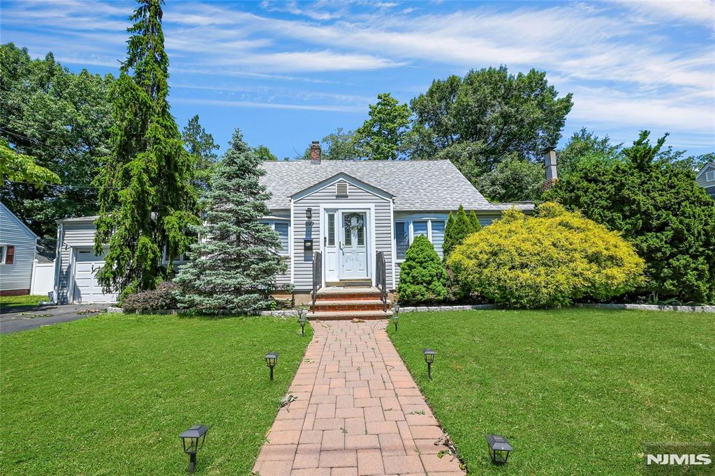 Beautiful 4-bedroom, 2-bath home in New Milford that is in great condition. Features a spacious layout and is conveniently located close to shopping, restaurants, schools, parks, and major highways. Move-in ready and a must-see!