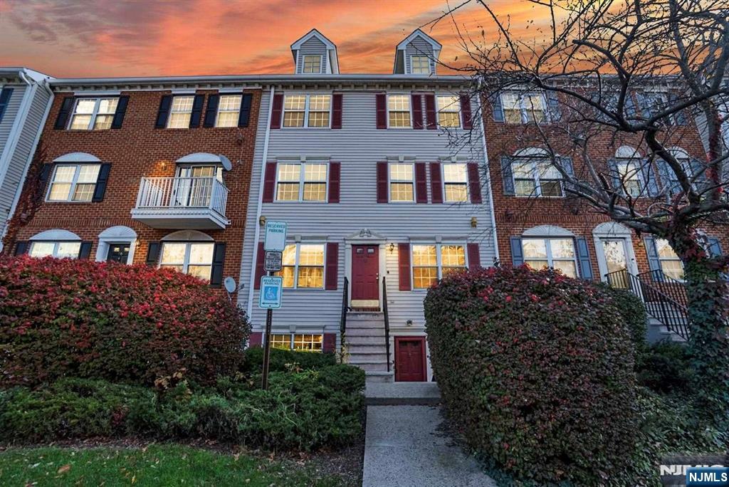 Perfect spacious and renovated 2 bedrooms 1 bathroom townhome in society hills section of Newark. Easy access to NYC, Newark Penn Station, PATH train, Newark Airport. Walking in you are welcomed by gleaming hardwood floors the living room is open to the dining room. The updated kitchen features new cabinets and stainless steel appliances. All two bedrooms are located upstairs. All bedrooms features spacious closet. Conveniently located close to public transportation and university heights. Washer and dryer is included in the unit. Central Air and Heat. 24 hr security Access to community pool (summer) and tennis courts (year round). Walking distance to NJ Transit Light Rail station, Rutgers School of Dental Medicine, UMDNJ, and NJIT.