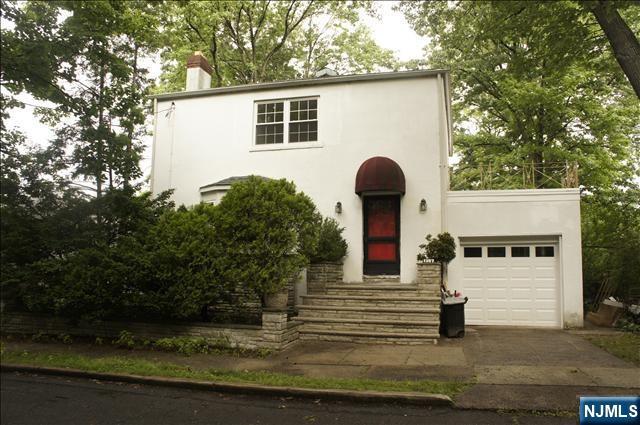 Very conenient location in central of Fort Lee township!. Choiceness living environment , Colony house with 3 bedrooms one and half bathroom, finished basement. attched garage. Close to Washington Bridge, major highway. Close shopping, bus stop, schools , park , and lots of restaurants near by. Don't miss the great opportunity. House sale "as is "condition. Current tenant will be living until end of June , 2027.