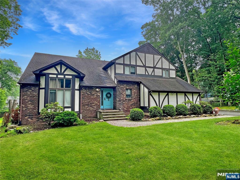 Gorgeous contemporary 4 bedrooms Colonial located in the most desirable crossing. Two story high ceiling enter Hoyer & Livingroom, Formal Dining, Gourmet modern EIK w/Newer Granite Countertop, Large Family room w/FPL, Master suit w/ FBTH-JACUZZI, W/I Closet, All good size 3 more Bedrooms, Finished Basement w/Radiant heat & Franch drain system, beautiful backyard..... Close to School, Shopping & NY Transportation!! PLEASURE TO SHOW!!!