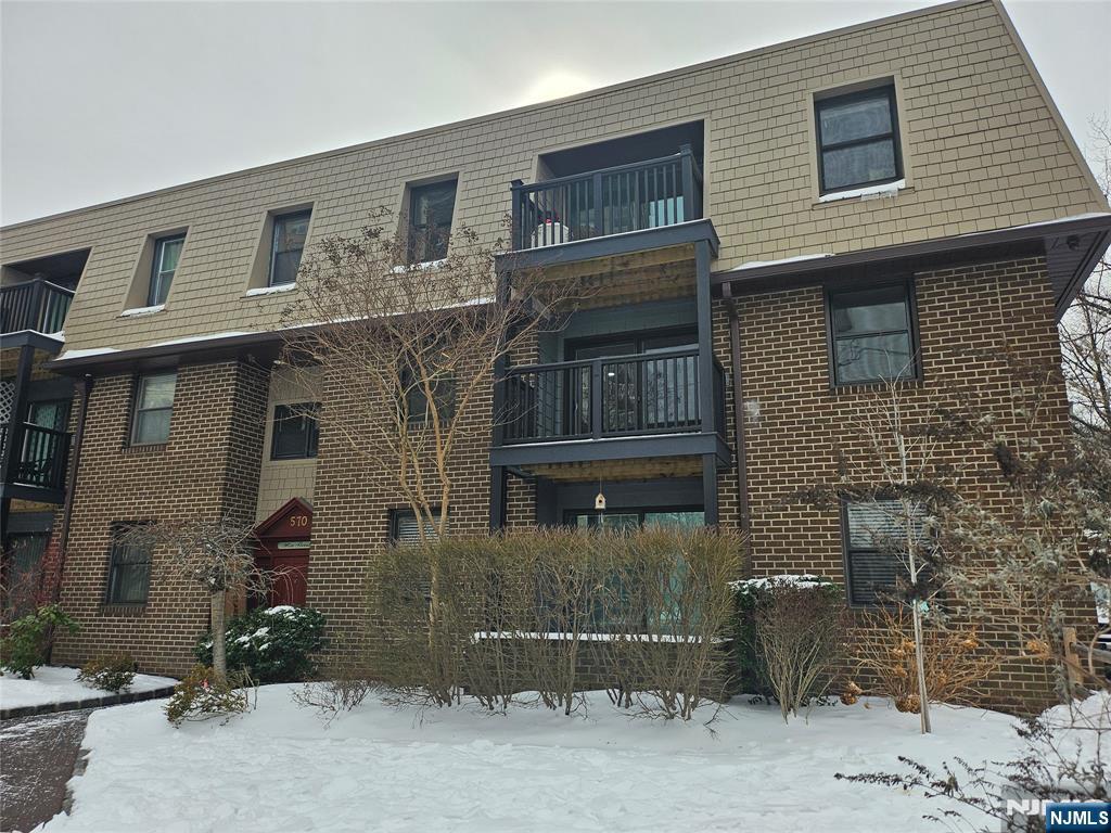 STUNNING! This amazing 1bed 1 bath 2nd floor unit has been totally updated with nothing to do but move in. The kitchen is spectacular with it's open concept , magnificent cabinetry, gorgeous countertops and built in appliances. All new flooring and doors. This unit is not to be missed - you will fall in love! Unit comes with 2parking spots and a storage room. Pets allowed! No investors.