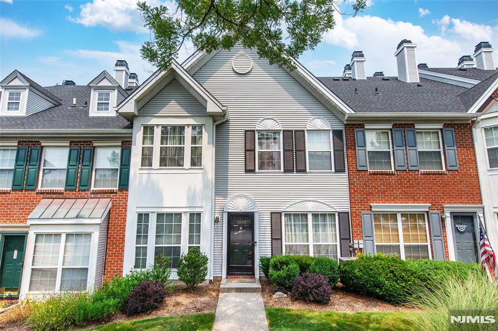 Welcome to Franklin Crossing! This beautifully maintained 2 bedroom, 2.5-bath condo offers the perfect blend of comfort and convenience. The open layout creates a bright and inviting living space ideal for everyday living and entertaining. Upstairs you will find the Primary Suite along with a second bedroom and additional full bath. Laundry located outside bedrooms for ultimate convenience. Enjoy all that this sough-after community has to offer including pool, tennis counts, and playground. Whether you're a first time homebuyer, downsizing, or simply looking for low maintenance living with fantastic amenities, this home is one you don't want to miss! Call Nina today for a private showing 201-819-2560