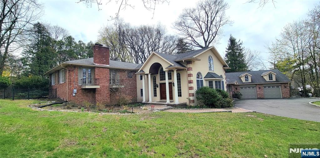 Whole house for rent in sought after Ridgewood Town. Ground floor has a cathedral ceiling LR, and FR, Rec Rm, Full Bath, Laundry Rm and Utility Rm. Upper level has LR/DR, Kitchen w island and a breakfast nook, Full Bath, 3 good size bedrooms, MBR with 2 Full Baths. All hardwood floorings are newly finished. All laminate floorings are newly installed. Freshly painted and professionally cleaned. Ready for move in.