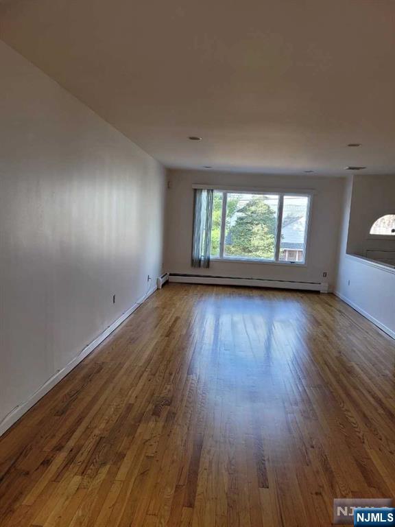 SIDE-BY-SIDE DUPLEX IN A QUIET NEIGHBOORHOOD. ALL HARDWOOD FLOOR. 1 CAR GARAGE AND DIVEWAY PARKING. LAUNDRY IN UNIT. PRIVATE DECK AND BACKYARD AVAILABLE.