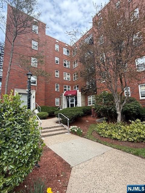 A very convenient location! 2 bedrooms unit on the third floor. all hardwood floor. United updated, new painting, updated kitchen and bathroom. Very easy transportation to New York city , and major highway access. Shopping center near the area, lot of restaurants just around the corner. Within walking distance to schools. Don't miss the opportunity!