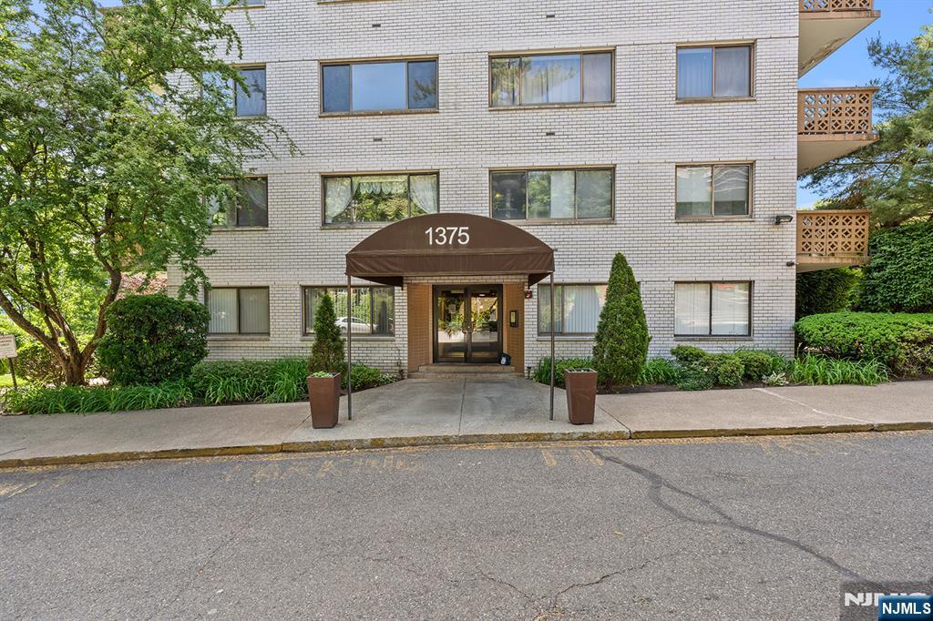Why rent, when you can own! Come see this beautiful, spacious one bedroom apartment in desirable Edgewater, the Gold Coast. Enjoy stunning skyline views, a resort-style pool, and walkability to boutique shops and fine dining. This is a must-see gem! Come and see it today!