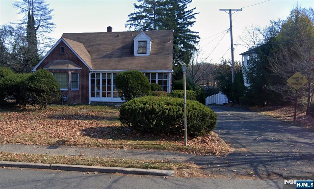 Enjoy this bright and well-maintained 1-bedroom apartment located on the second floor of a quiet, conveniently situated home in the heart of Paramus. This unit features: 1 spacious bedroom with and extra space, bright living area, Kitchen with ample cabinet space, 1 Full bathroom. 1 Month Security Deposit. Small-Medium size pets ok.