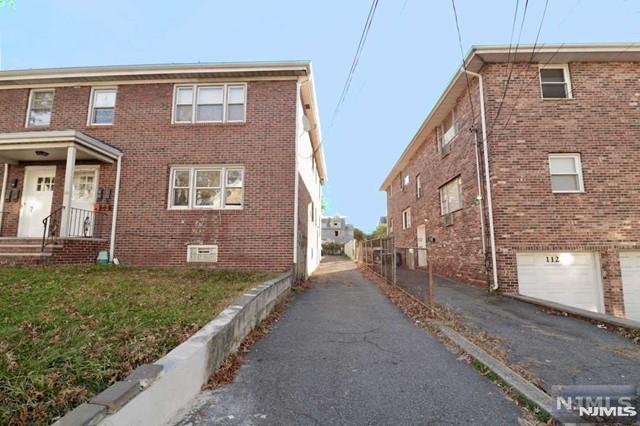 Newly renovated 1st floor apartment in multi-family house in Belleville. This unit features living room, 2 bedrooms & 1 full bath, eat-in kitchen and dinning room. Laundry in the basement, two off-street parking. Minutes to major highways. Tenant pays all utilities, owner pays water and snow removal and gras maintenance. small Pets friendly. Credit check, income verification and interview are required.