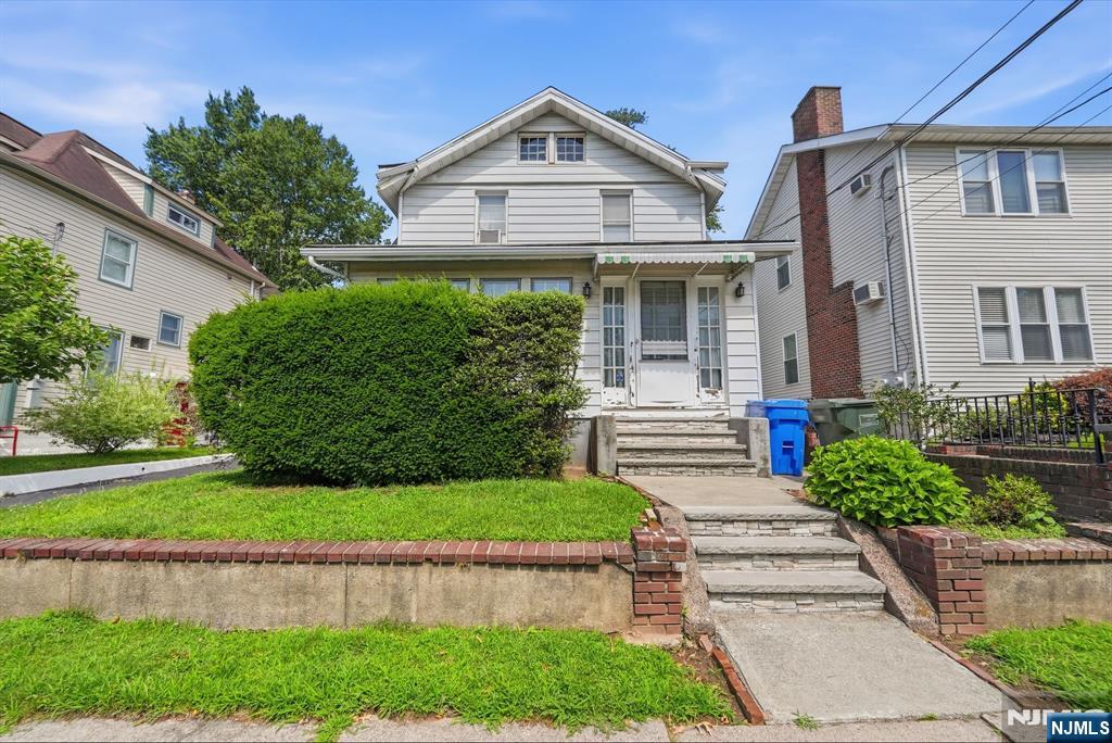 Located in Rutherford, this 3-bedroom, 2-bath single-family Colonial offers 1,380 square feet of living space. Built in 1928, the home reflects classic Colonial architecture and is conveniently located close to shopping, dining, and transportation.