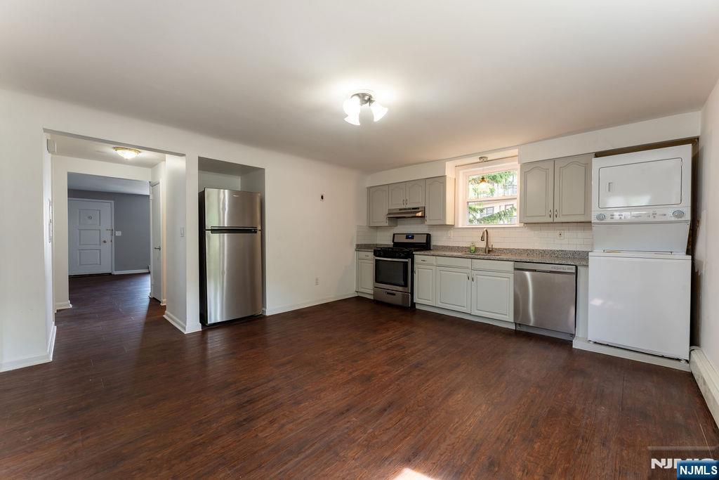 Renovated 2-Bedroom Apartment in Prime North Bergen Location! Beautifully updated unit featuring in-unit laundry and access to a shared backyard, perfect for relaxing or entertaining. Enjoy a spacious layout with modern finishes throughout. Conveniently located near commuter train, bus lines, and major highways, making travel to NYC and surrounding areas a breeze. Just minutes from top restaurants, supermarkets, and city centers. A must-see rental in a vibrant, accessible neighborhood!