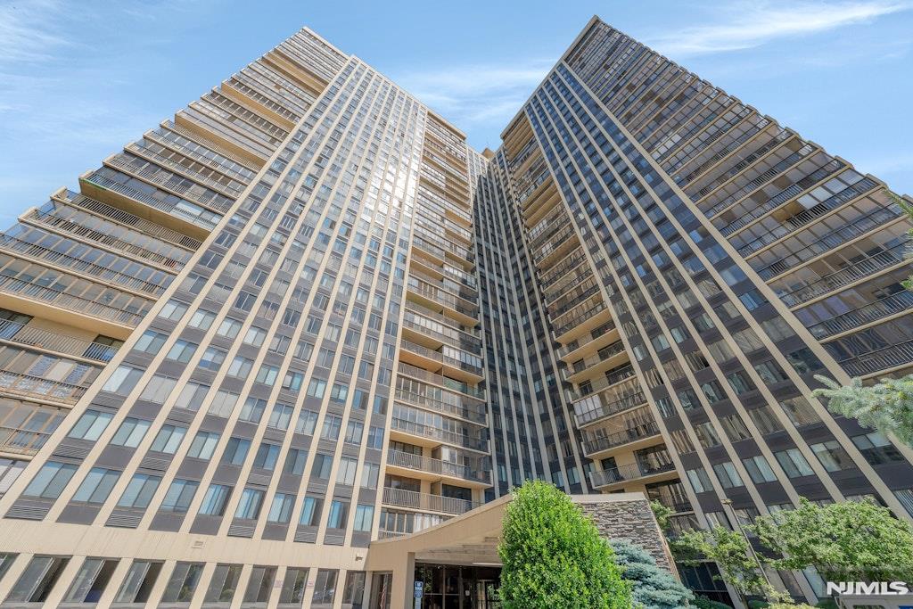 Beautiful 1 BR unit with direct East exposure. This gorgeous condo apartment, in the luxury Winston Towers complex, has been redone with new kitchen & bathroom as well as all new windows and sliding terrace door (enhanced energy efficiency). The complex boasts numerous amenities; 24 hour doorman & security, on-sire management, community room, pool and children's pool, tennis courts, outdoor play ground & basketball, indoor children's play area, lg. storage unit on apartment floor and party room. Easy access to NYC via NJ Transit buses or NY Waterways Ferry (with rush hour shuttle outside in front of building). Great opportunity to enjoy NJ life with NY in your "front yard".