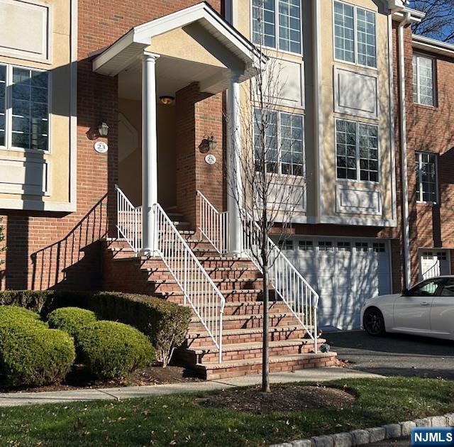 3 BEDROOM TOWNHOME WITH 3.5 BATHS 2 CAR GARAGE. BEAUTIFUL KITCHEN WITH GRANITE COUNTER TOPS AND STAINLESS STEEL APPLIANCES. FULL FINISHED BASEMENT OFFERS A SPECTACULAR FAMILY ROOM /PLAYROOM AND FULL BATH. ADDITIONAL FEATURES INCLUDE HARDWOOD FLOORS, CENTRAL AIR, RECESSED LIGHTING, BRIGHT OPEN FLOOR PLAN, CENTRAL VACUUM, CUSTOM CROWN MOLDINGS AND MORE! THE PERFECT PROPERTY IN AN INCREDIBLE TOWN WITH BLUE RIBBON SCHOOLS CLOSE TO SHOPPING, MAJOR HIGHWAYS AND NYC TRANSPORTATION.