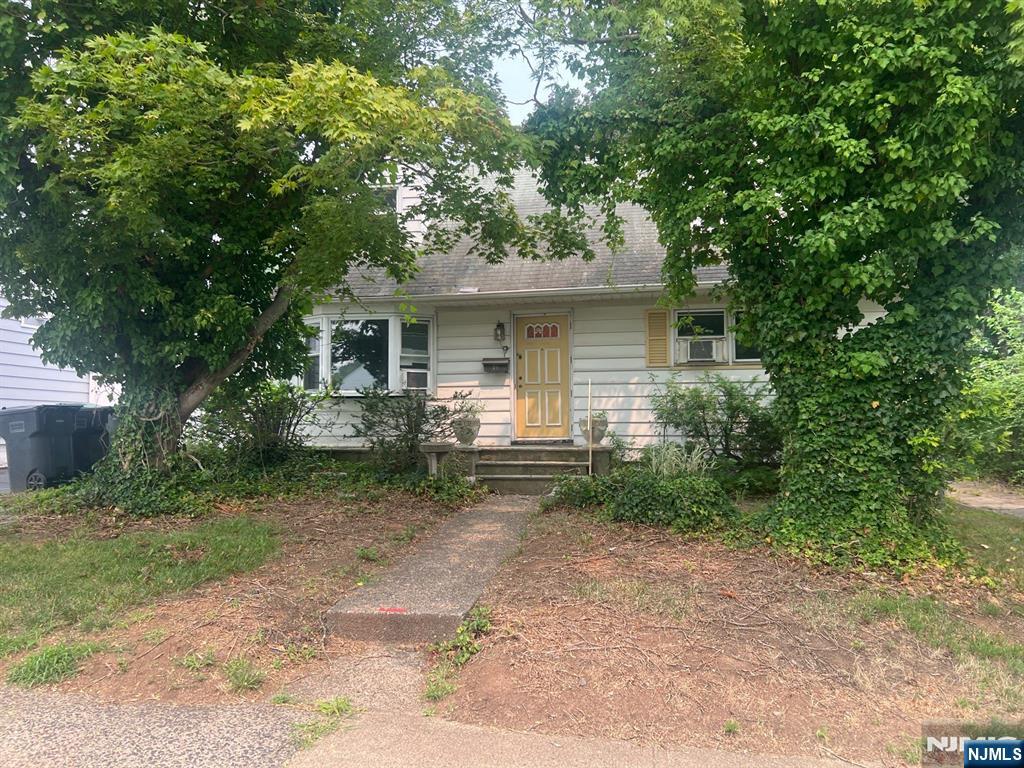 NO UTILS ON,USE CAUTION BRING FLASHLIGHT, BIDDING OPEN TO ALL BUYERS . HOUSE IS BEING SOLD AS IS TO ELIGIBLE BUYERS. UI, $100 DOWN (PLEASE SEE INFO ON HUDHOMESTORE.GOV). ALL DOCUMENTS ARE AVAILABLE THERE FOR YOUR INFORMATION. ALL CERT/INSPECS INCLUDING WELL TEST RESP OF BUYER