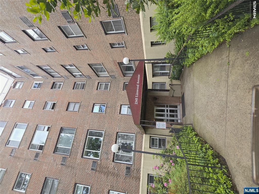 Welcome to this well-maintained unit at Marycrest Condominium in Fort Lee. Beautiful and spacious condo in the heart of Fort Lee. Great value with Heat, Hot Water, and Water all included in rent! Superbly located for commuters --- just steps away from NYC bus stops, major highways (1-95, Rt 4), and minute s from the George Washington Bridge. Close to downtown For Lee's shopping, dining, Starbucks, bakery, market and theater..