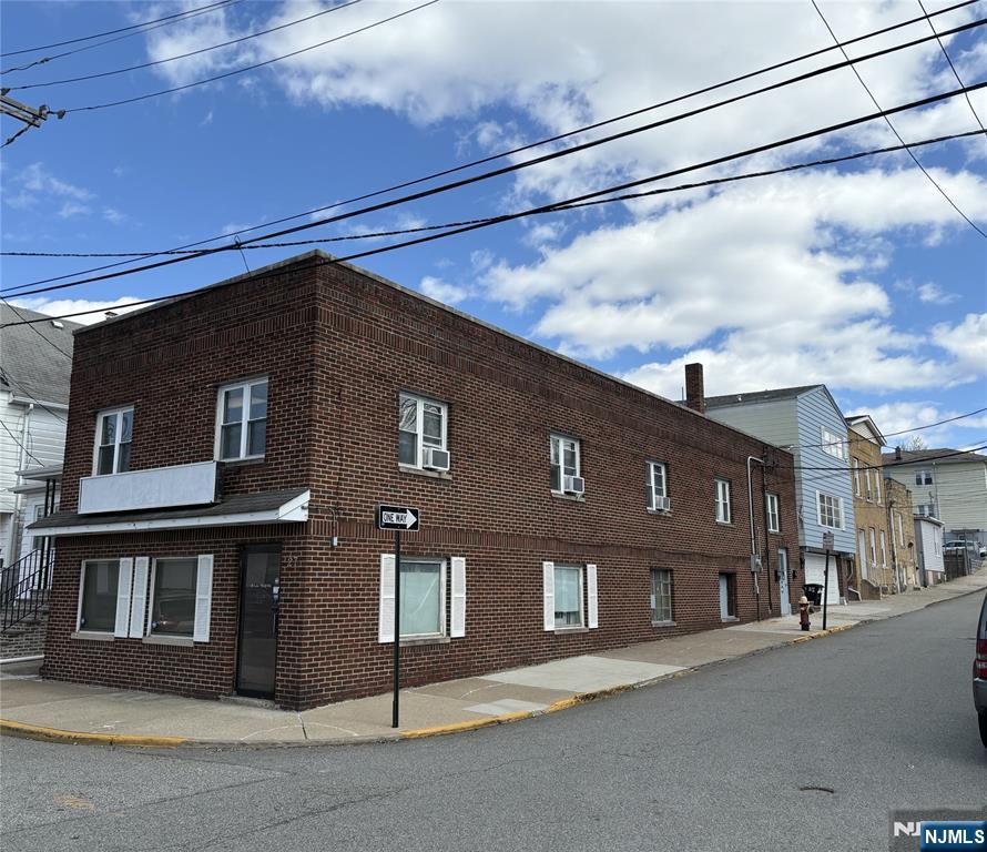 Corner property just behind of shopping mall with Amazon Fresh, Aldi tenants and others , 2story 3unit mixed use( 2 commercial unit+ 1 single house), . commercial space : one tenant use two units together ( 1st & 2nd floor ) plus single house ( 2bed , 1.5 bath, 2 car garage) , separate utility.