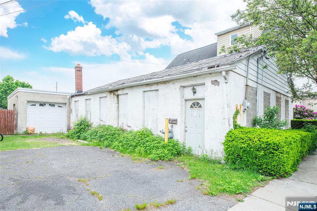Standalone 2,800 SF unfinished flooring garage/storage for lease full utilities, perfect for tradesman or Lt industrial uses. Location in Business Zoning provides many potential uses with easy access to NYC transit, bus terminals, train services, airports and local amenities.
