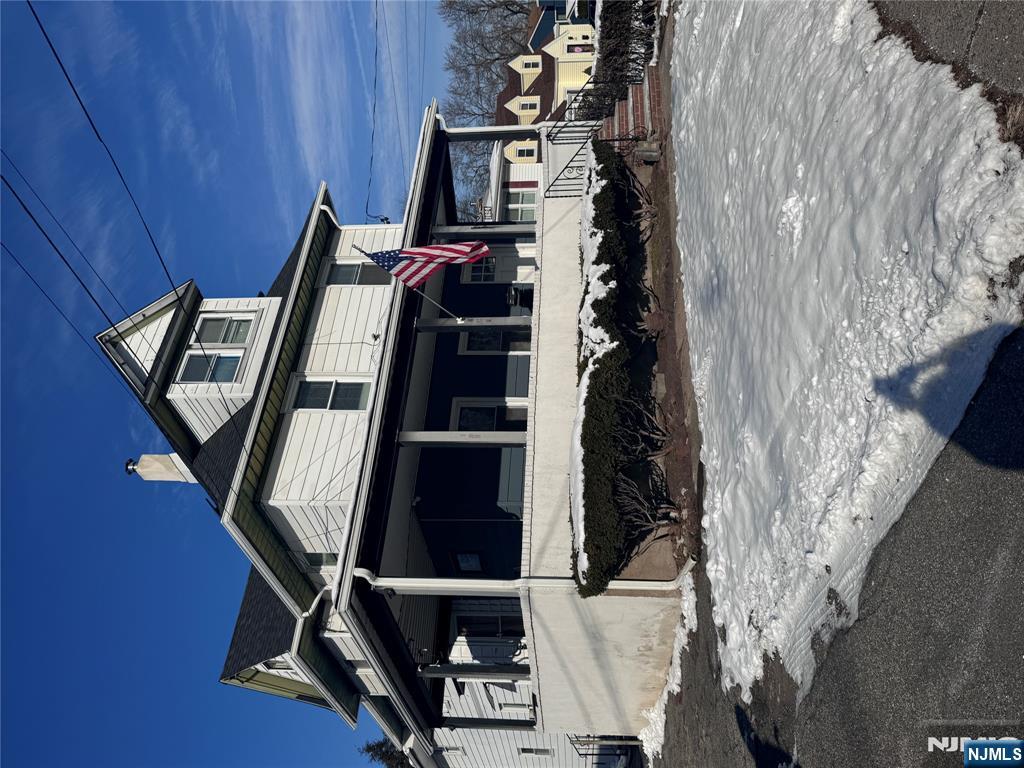 Spacious and sun-filled second-floor apartment in a peaceful residential home, offering easy access to public transportation and nearby major highways.