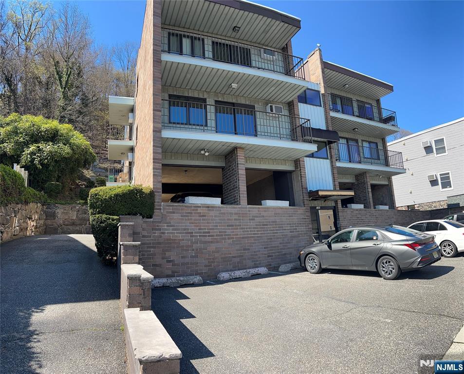 Small boutique, building , with separate side entrance renovated studio, Tile floors, one parking space included. Utilities xtra. Near all transportation, restaurants and shopping plazas