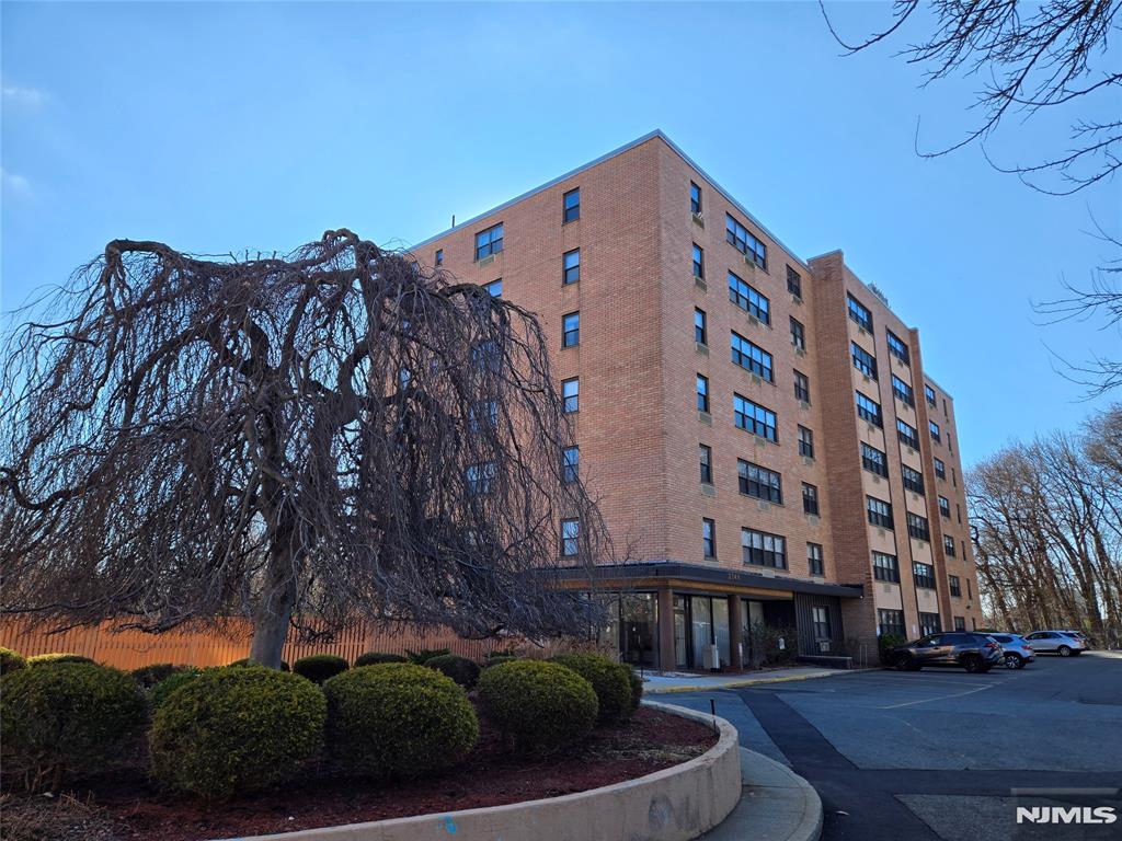 Welcome to this oversized Sun filled apt.-located in Prime Fort Lee Location! Apt. features a newly renovated kitchen, upgraded bathroom, hardwood floor throughout, large windows and ample storage. It is in the desirable Park Hill community, very well maintained, quiet and yet with easy access to NYC trans, grocery shopping and restaurants. Building amenities include outdoor pool, on site super, common area & bike storage etc. Parking space from HOA $40/mon.It's such an deal combination of space, quiet quality living and convenience to all in the neighborhood. Immediate occupancy!