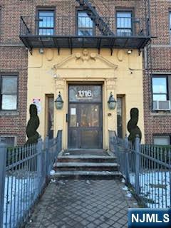 This 1-bedroom, 1-bathroom apartment is located in a well-maintained building with an elevator and on-site laundry facilities. The unit features an eat-in kitchen, a spacious living room, hardwood floors, high ceilings, and ample closet space. Heat is included in the rent. The property is conveniently located near shopping, dining, and public transportation.