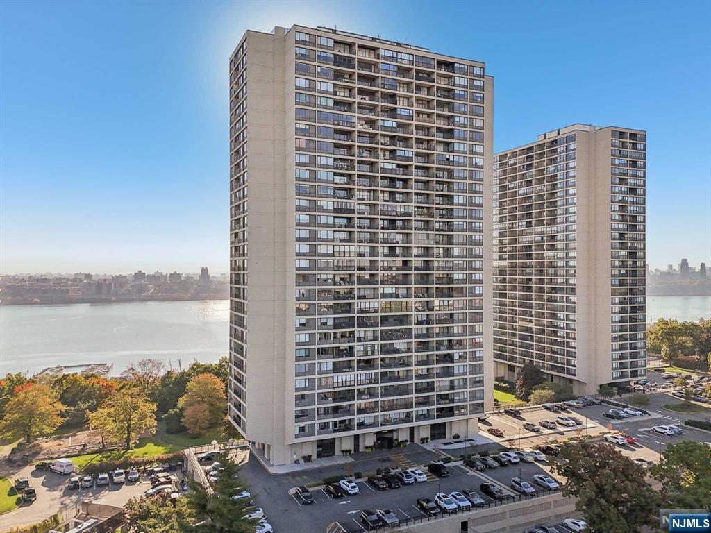 Supercharge your mornings as you awake each and every morning to the warmth and light of the rising sun. Then, every evening, relax and unwind as the moon lights up the evening sky and reward you w/ spectacular views of the Hudson and NYC skyline. This wonderful unit on the 15th floor of Horizon House feat a spacious 1BR w/ closet, a nook for work desk, a full BA w/ whirlpool. The modern eat-in KIT feat granite countertops, stainless appliances, ash wood floors, dining and living rooms w/ a cozy elec fireplace to customize to your evening's theme or mood. Step out to an inviting balcony w/ unobstructed views of the Hudson, GW Bridge, and the iconic NYC skyline. Horizon House boasts luxury amenities such as outdoor pool, exercise room, convenience store/cafe/deli, private outdoor tennis courts, multiple playgrounds, landscaped sidewalks and walkways, 24h doorman and security, onsite mgmt and maint, and more. Book your showings today!