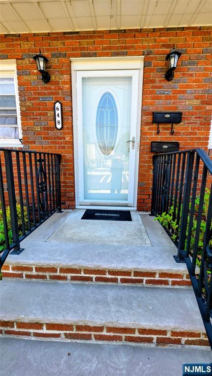 Great large 3 Bedrooms, full bath, Livingroom, Eat n Kitchen and Dinning room, next to Walking distance to Train Station to Manhattan