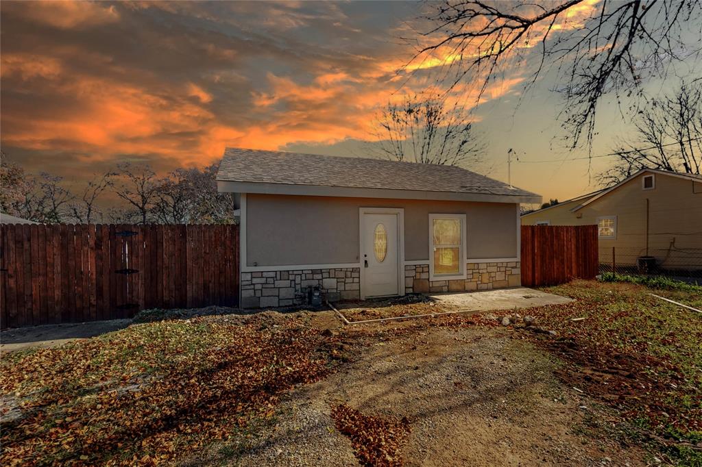 This is a must see home, completely renovated home! With 4 bedrooms and two bathrooms, new AC unit, new electricity, new plumbing, new water heater, new roof, new sheetrock, insulated attic, new windows, new doors, fresh paint, new floor on all the house, and new renovated bathrooms.
As you walk inside the home, you will fall in love with new lighting in all the house, with quartz on kitchen counters. This is property is ideal if you are looking for outside space to park many vehicles and enjoy time with the family.
