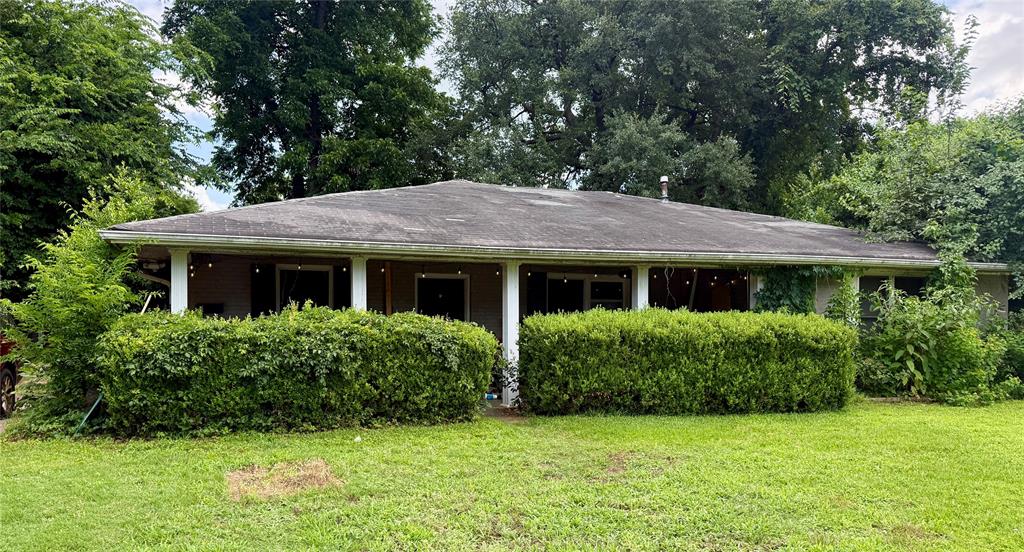 Calling all Investors! Opportunity awaits with this 3-bedroom, 2-bath property conveniently located near shopping, dining, local entertainment, and just minutes from the Highland Parade Route. With a functional layout and strong potential, this property could make a great addition to an investment portfolio or future rental opportunity. Schedule your private showing today and explore the possibilities this property has to offer!