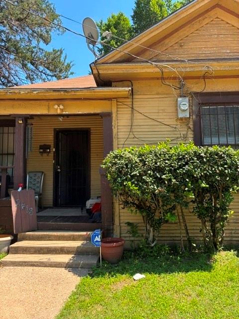 Tenant occupied, so house is livable.  However, being sold as-is as a tear down.  Prime location for investors looking to build new homes.  Close to Fair Park, Downtown.  Great area that is seeing development.

Contact listing agent for questions.